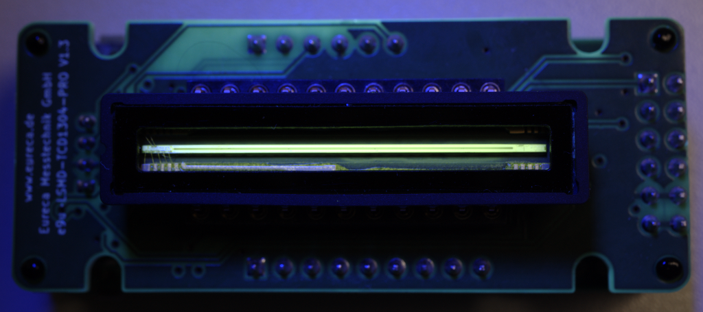 Detailaufnahme des Sensors TCD1304DG-UVQ (mit UV-Beschichtung und Quarzglas) unter Schwarzlichtlampe